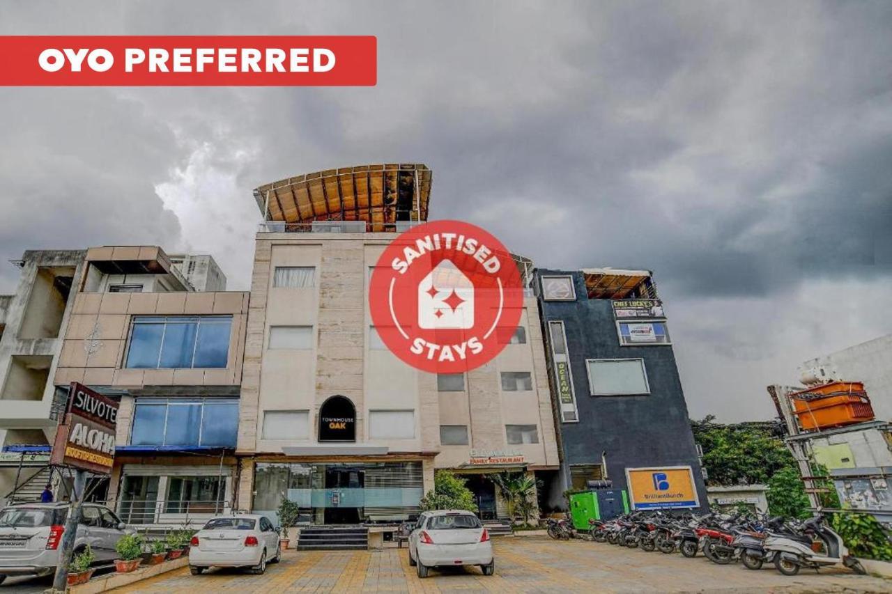 Vaccinated Staff- Townhouse Oak Hotel Silvotel Indore Extérieur photo