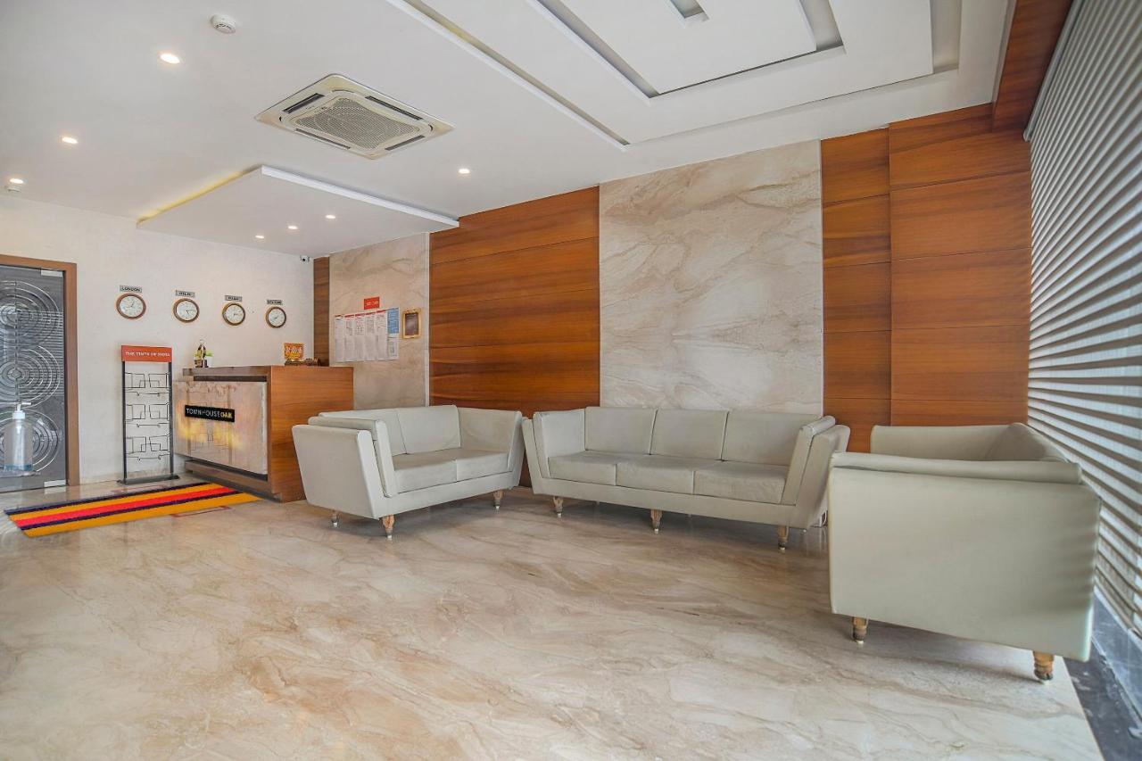 Vaccinated Staff- Townhouse Oak Hotel Silvotel Indore Extérieur photo