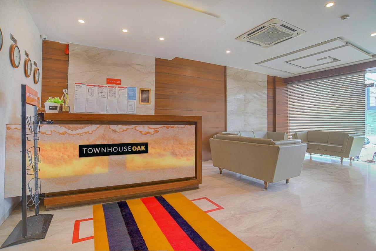 Vaccinated Staff- Townhouse Oak Hotel Silvotel Indore Extérieur photo