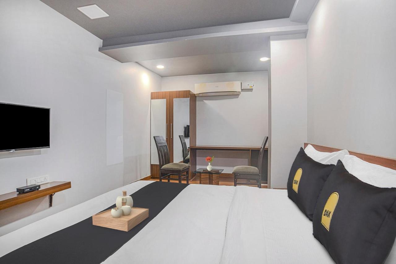 Vaccinated Staff- Townhouse Oak Hotel Silvotel Indore Extérieur photo