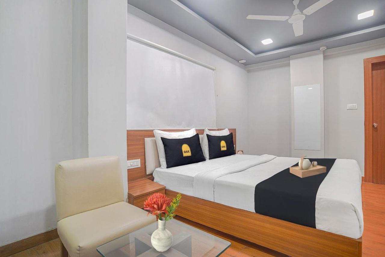 Vaccinated Staff- Townhouse Oak Hotel Silvotel Indore Extérieur photo