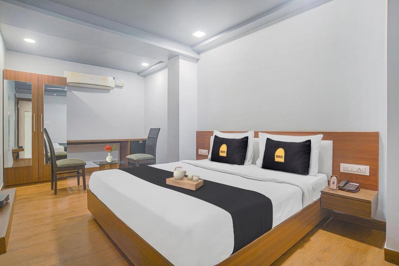 Vaccinated Staff- Townhouse Oak Hotel Silvotel Indore Extérieur photo