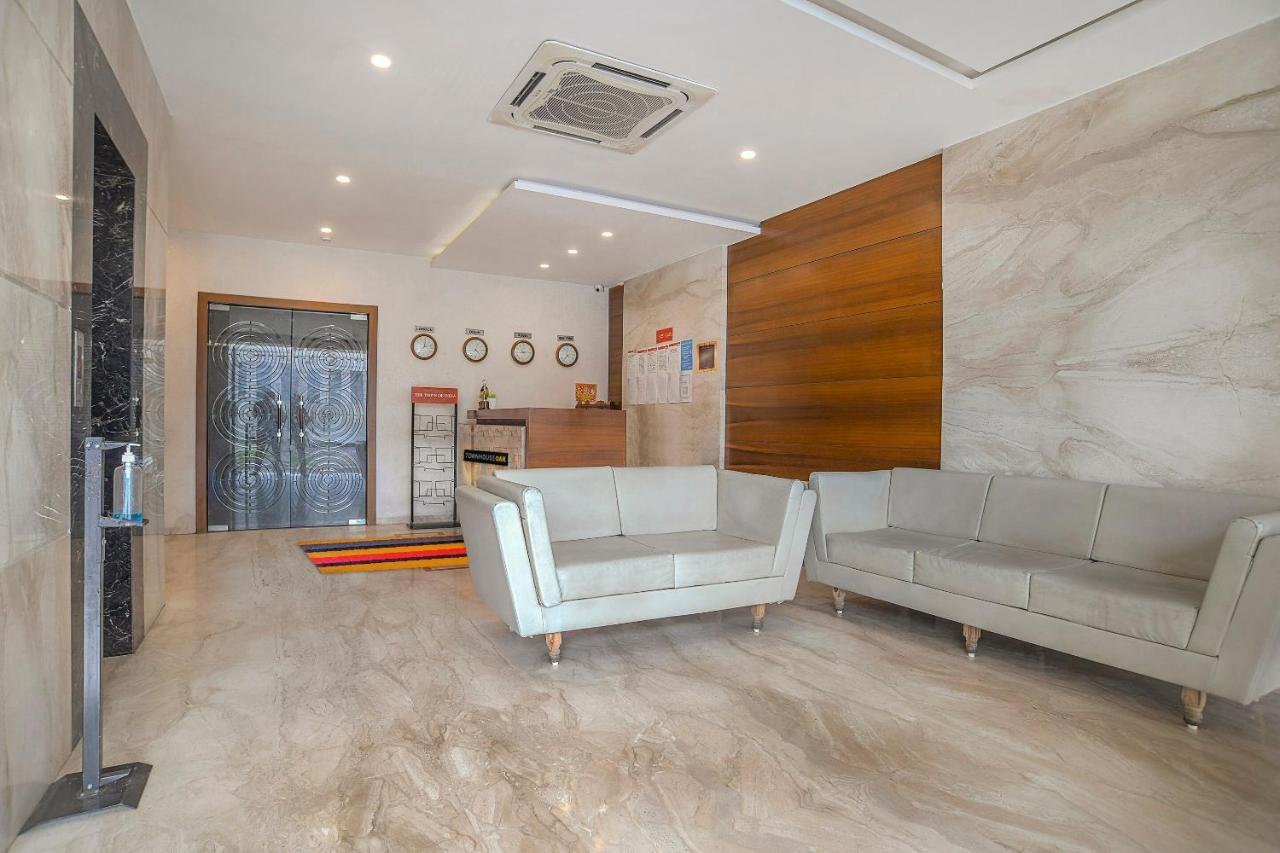 Vaccinated Staff- Townhouse Oak Hotel Silvotel Indore Extérieur photo