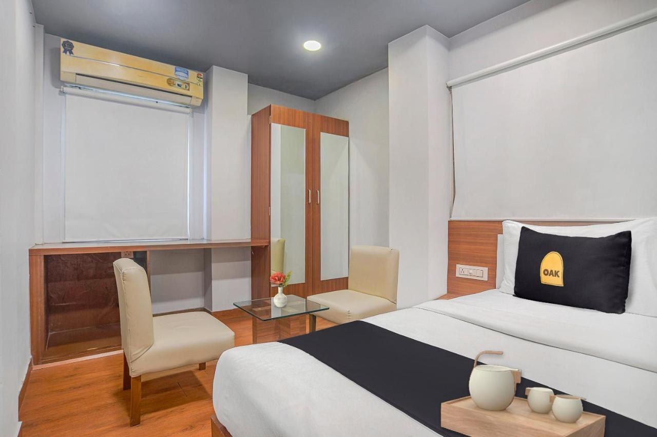 Vaccinated Staff- Townhouse Oak Hotel Silvotel Indore Extérieur photo