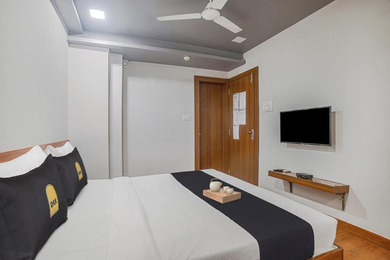 Vaccinated Staff- Townhouse Oak Hotel Silvotel Indore Extérieur photo