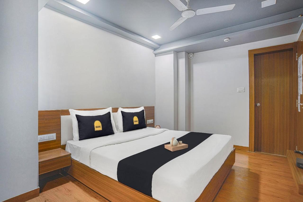 Vaccinated Staff- Townhouse Oak Hotel Silvotel Indore Extérieur photo