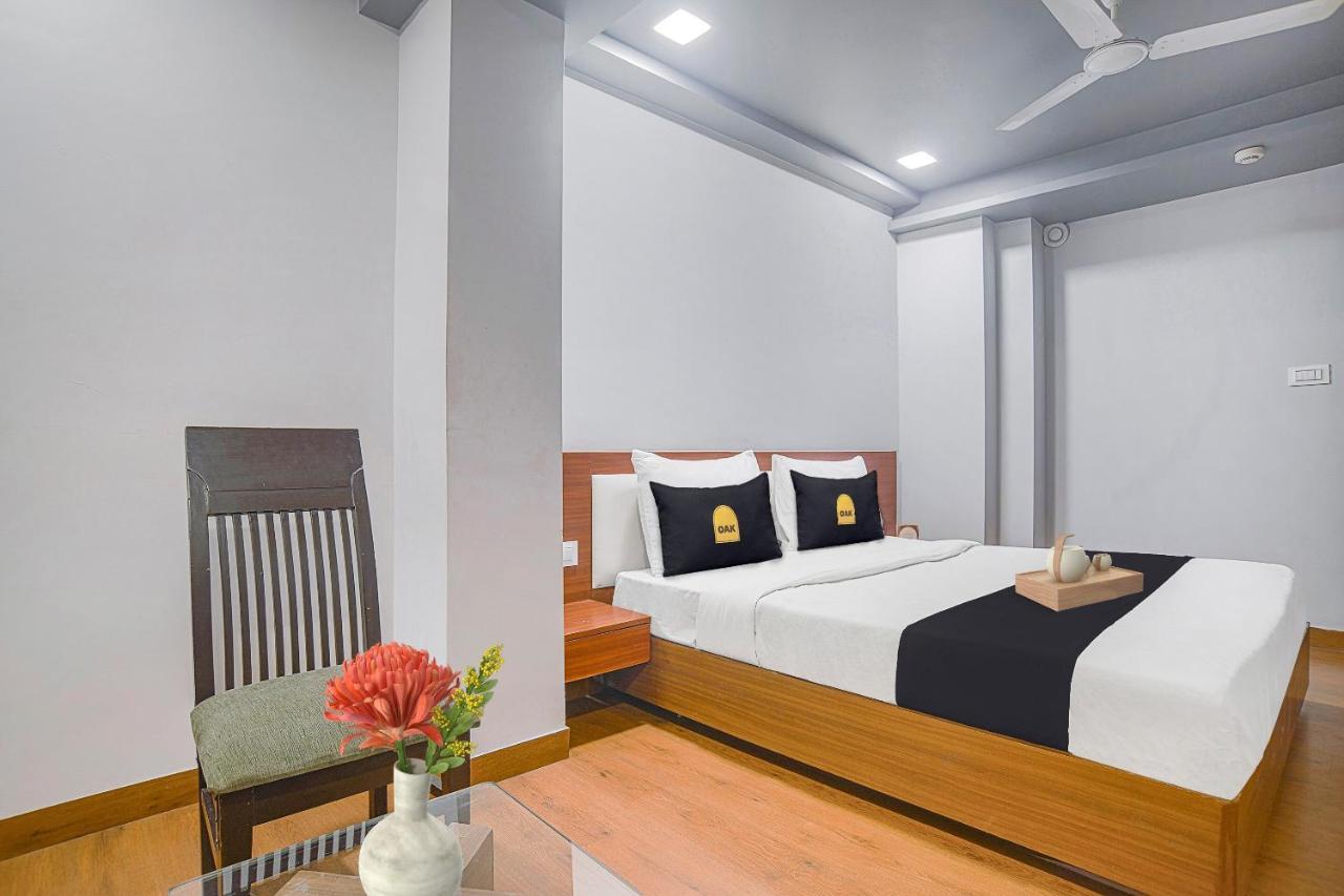 Vaccinated Staff- Townhouse Oak Hotel Silvotel Indore Extérieur photo