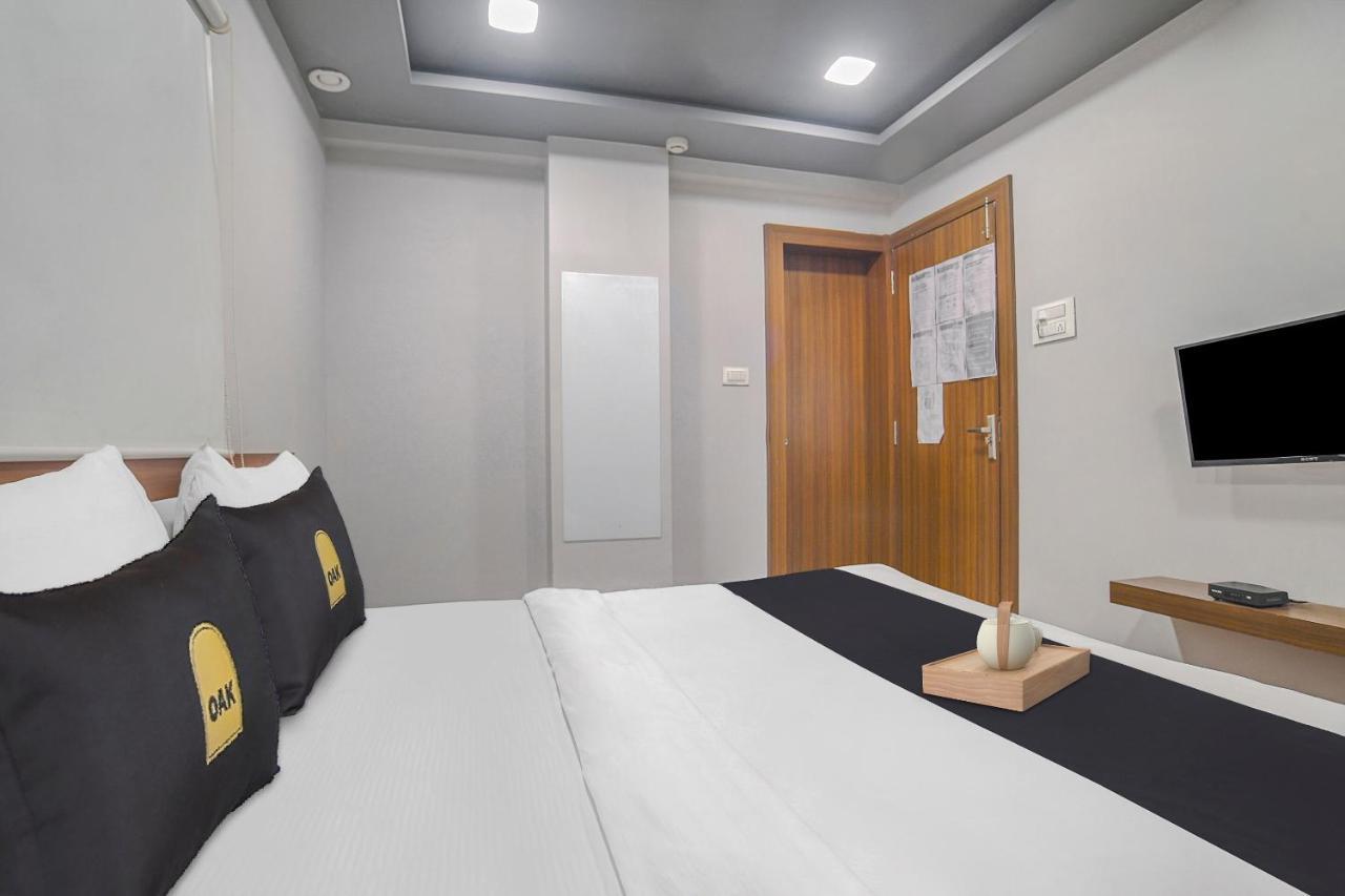 Vaccinated Staff- Townhouse Oak Hotel Silvotel Indore Extérieur photo