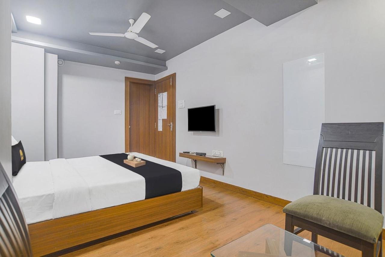 Vaccinated Staff- Townhouse Oak Hotel Silvotel Indore Extérieur photo