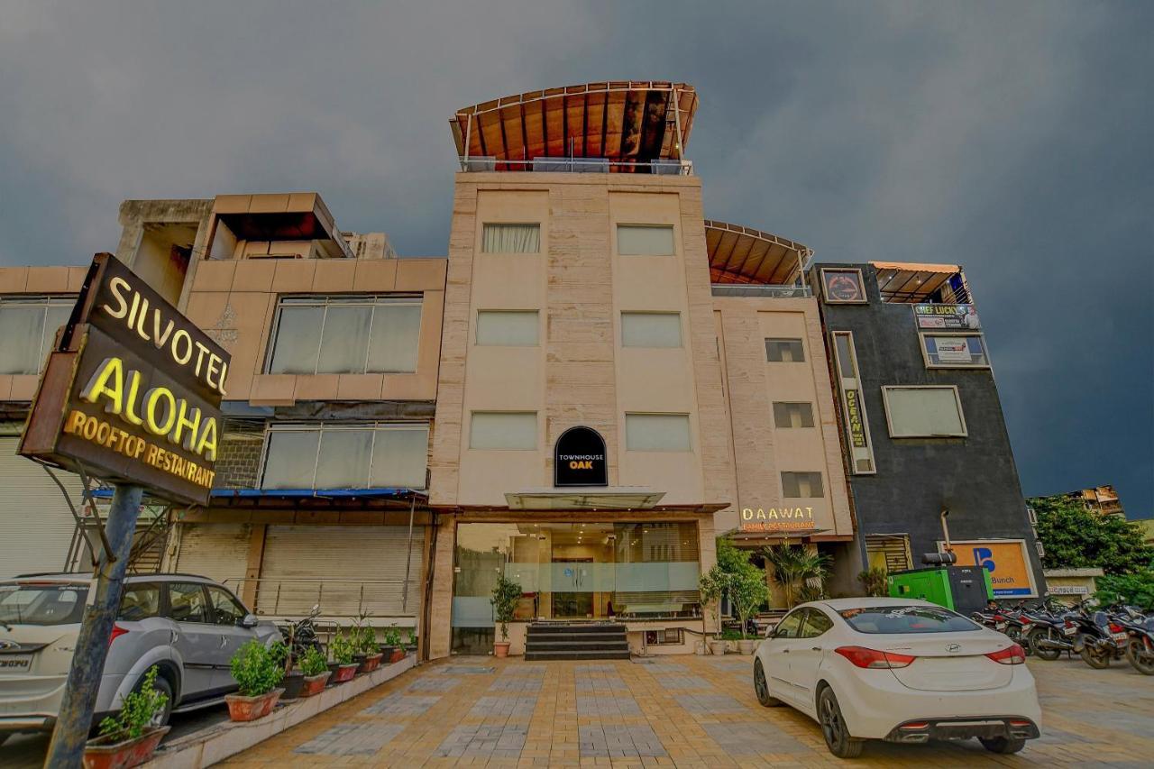 Vaccinated Staff- Townhouse Oak Hotel Silvotel Indore Extérieur photo