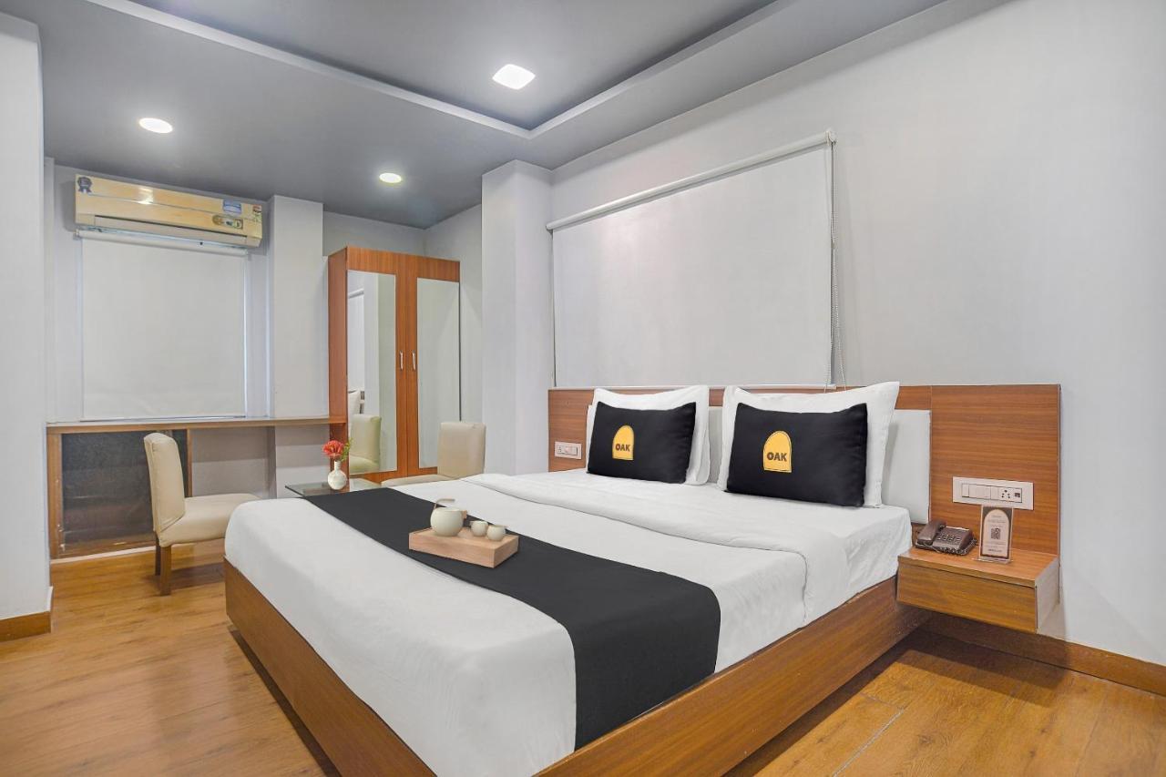 Vaccinated Staff- Townhouse Oak Hotel Silvotel Indore Extérieur photo