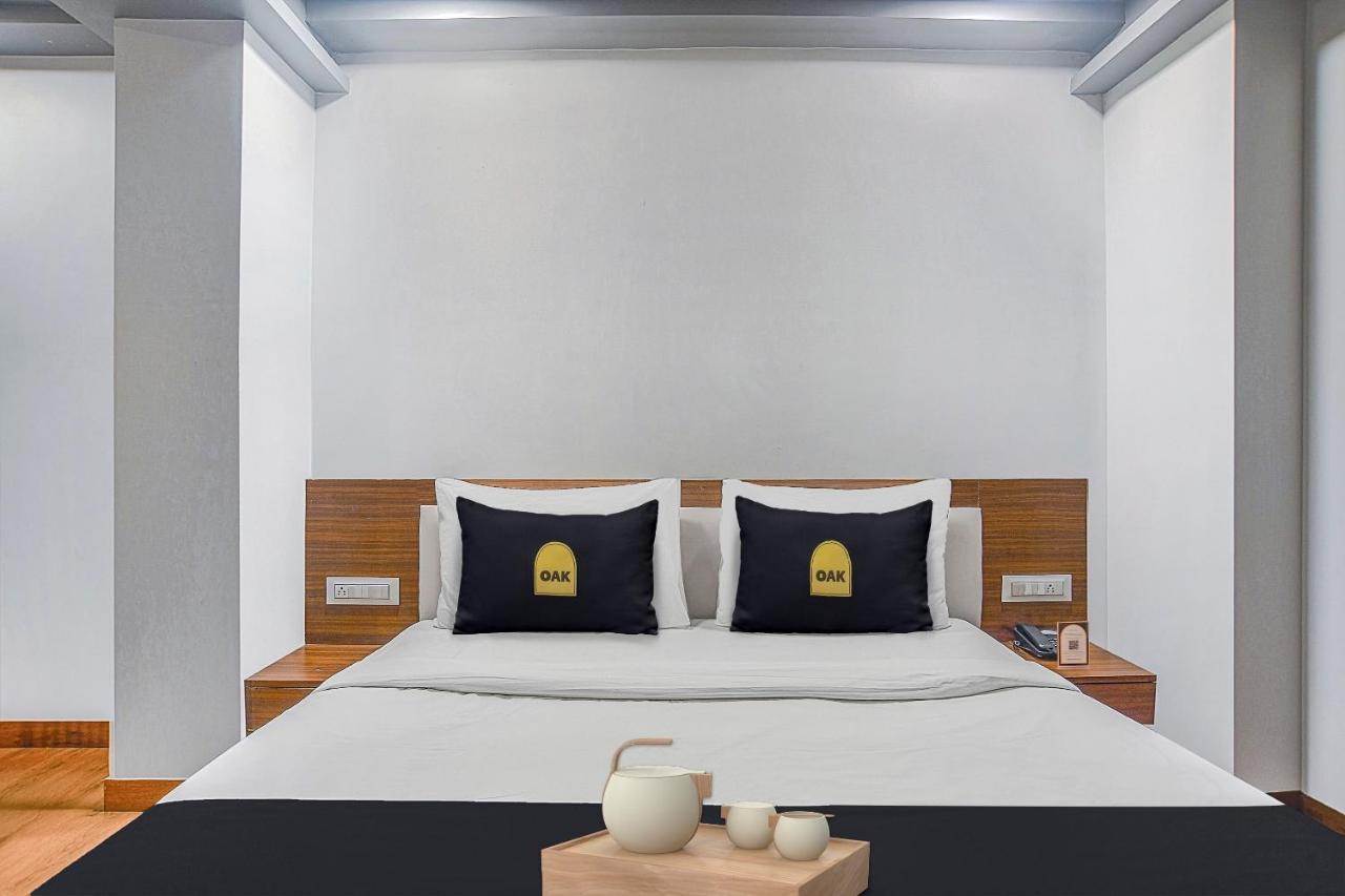Vaccinated Staff- Townhouse Oak Hotel Silvotel Indore Extérieur photo