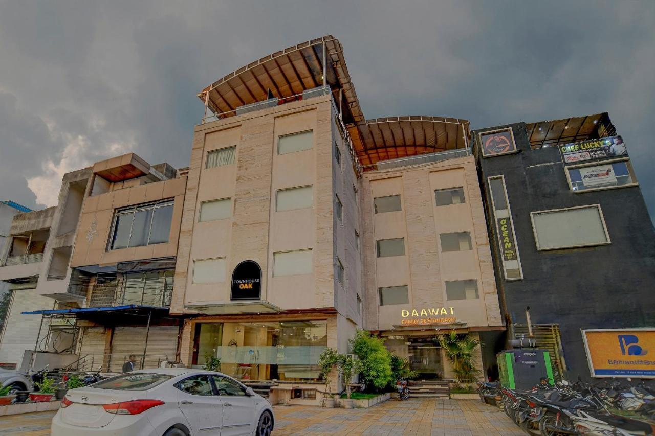 Vaccinated Staff- Townhouse Oak Hotel Silvotel Indore Extérieur photo